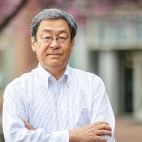 Professor Masashi Kawasaki earned multiple teaching awards for his popular Animal Behavior Laboratory course, among other courses based on his research on electric fishes and other animals.